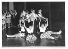 1967-costume-dit-folklorique
