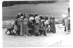 1974-Colo-Les-Pueys-avec-chèvres